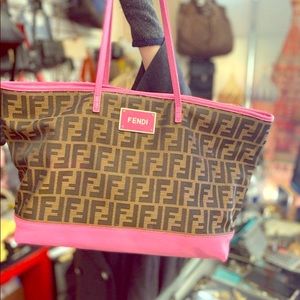 Ooh la laPink Fendi Tote!